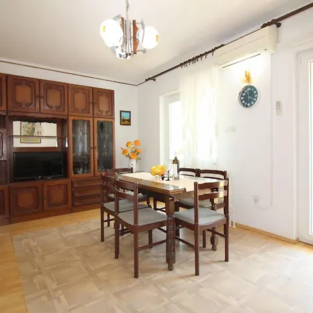 Apartman Gina Mit Terrasse, Grill Und Liegen *