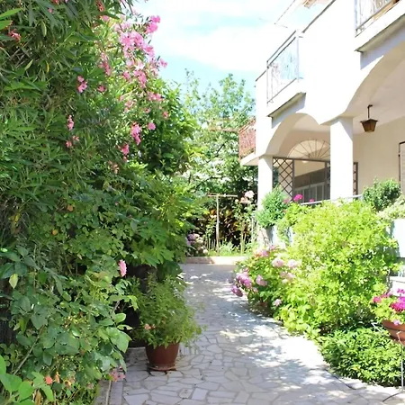 Apartment Gina Mit Terrasse, Grill Und Liegen
